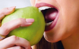 paciente evitando morder una manzana