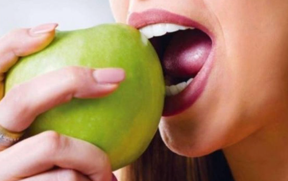 paciente evitando morder una manzana